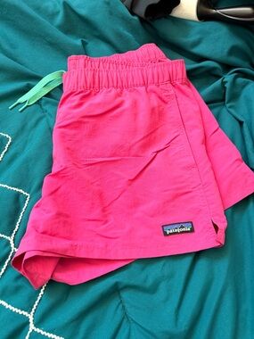 Patagonia Shorts Womens Medium Pink 2.5" Inseam Barely Baggies Trail Hiking Swim
